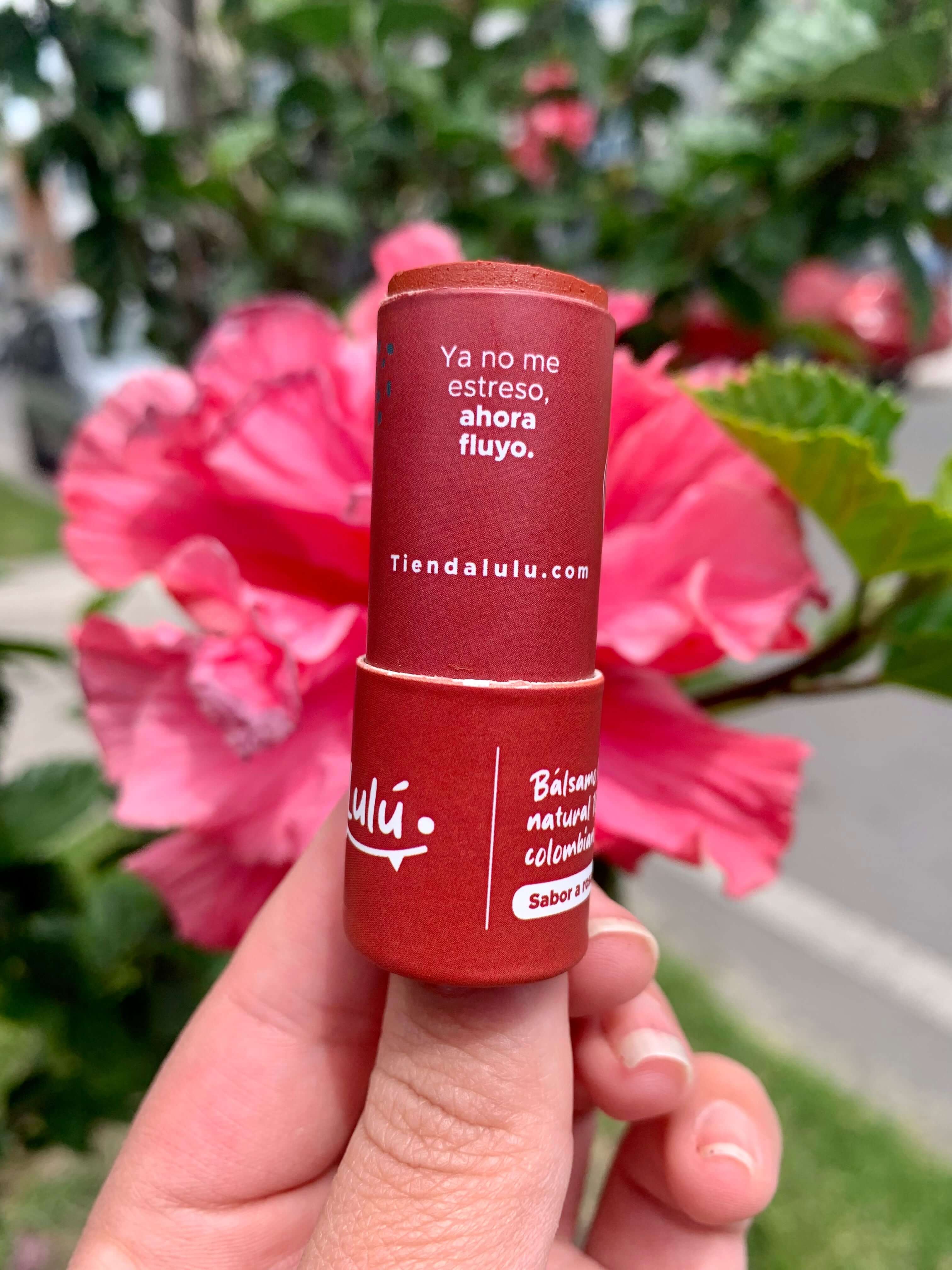 Balsamo Rosas con color sobre una flor roja