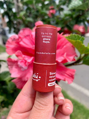 Balsamo Rosas con color sobre una flor roja