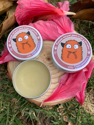 Dos pomadas para cejas y pestañas en un trozo de madera y pasto