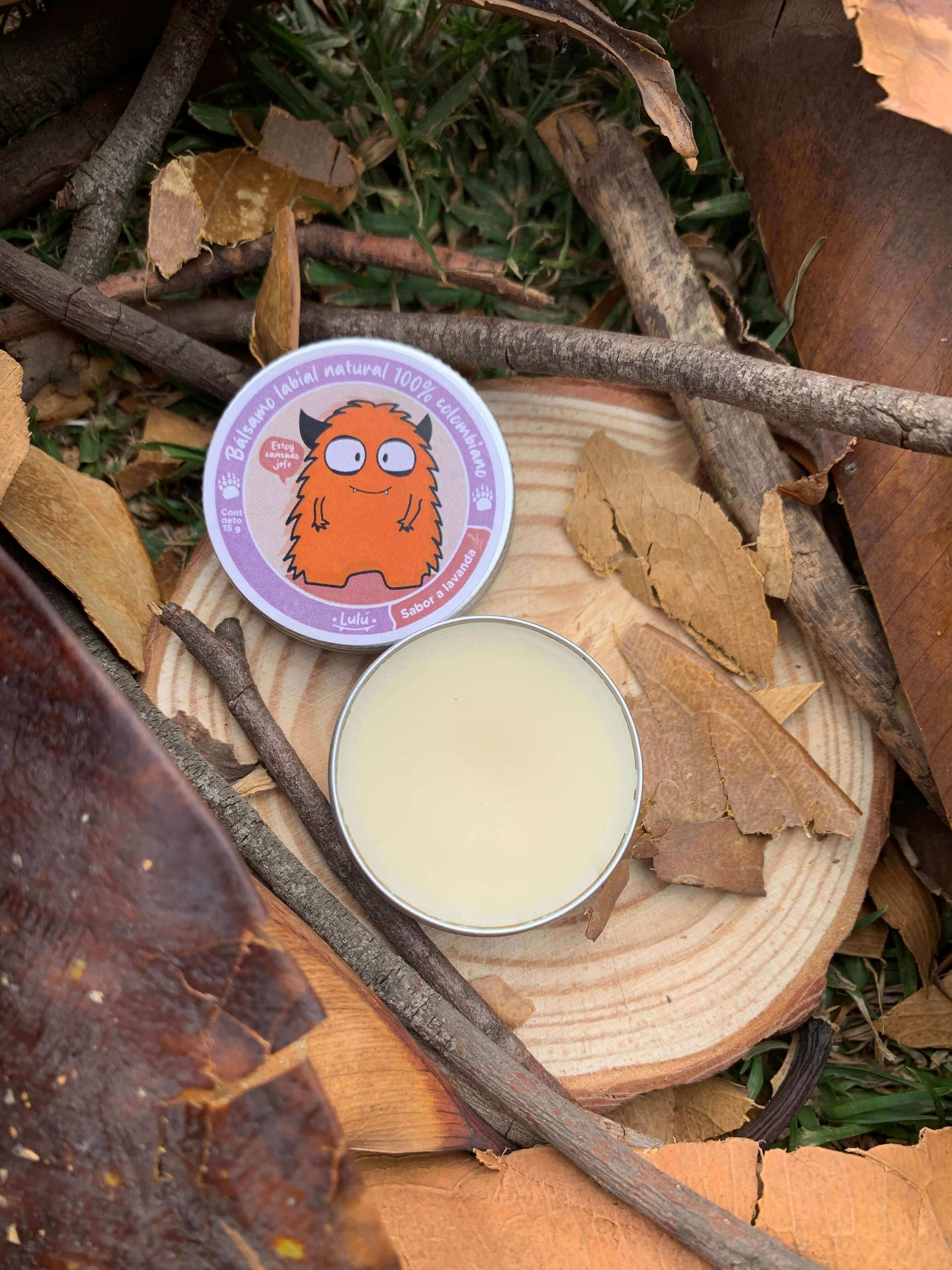 Balsamo Tarrito Lavando Abierto sobre trozos de madera