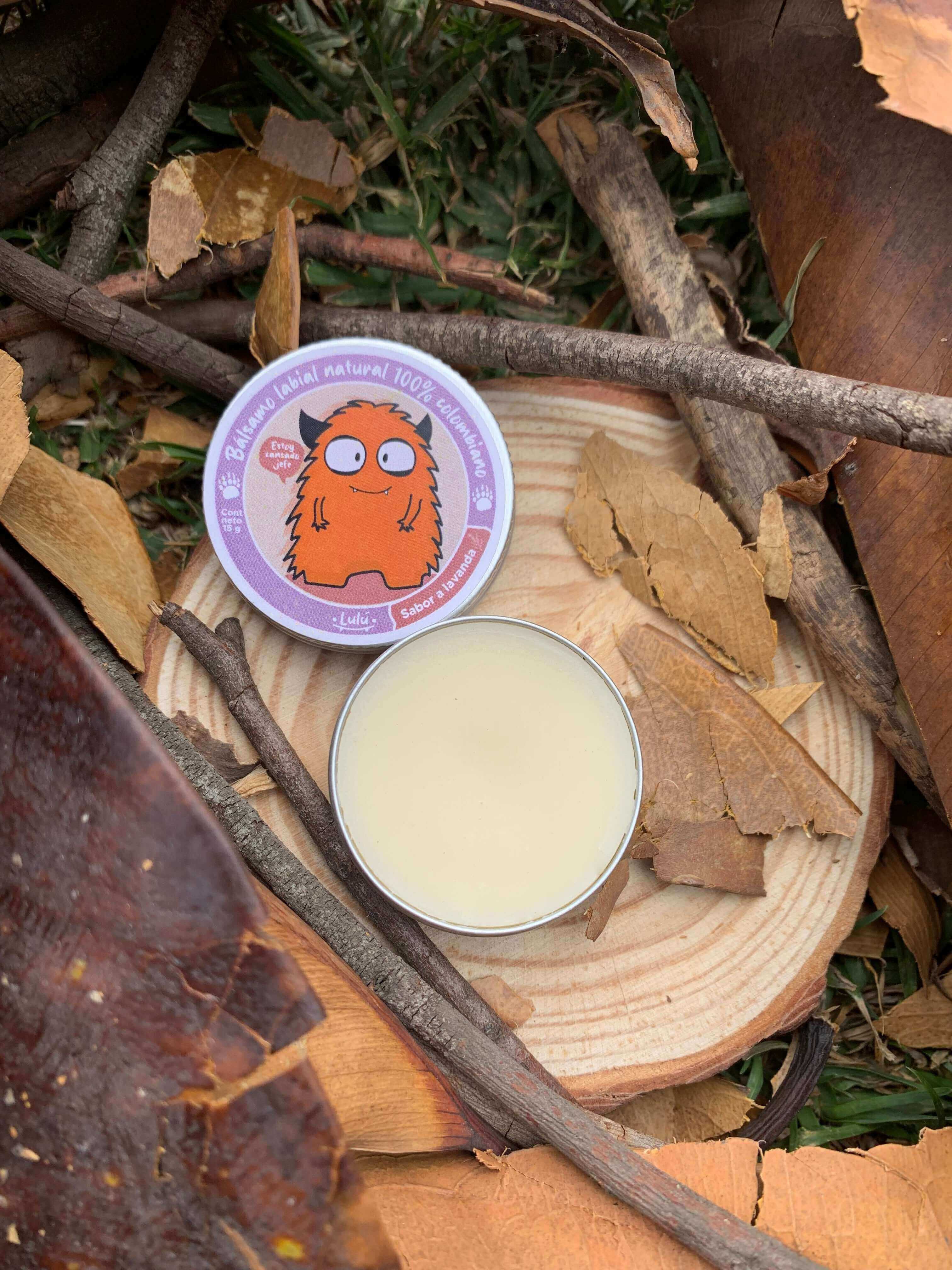 Balsamo Tarrito Lavando Abierto sobre trozos de madera