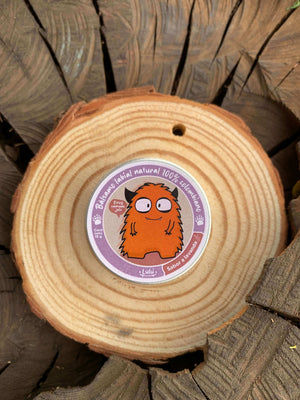 Balsamo Lavanda sobre un arbol cortado