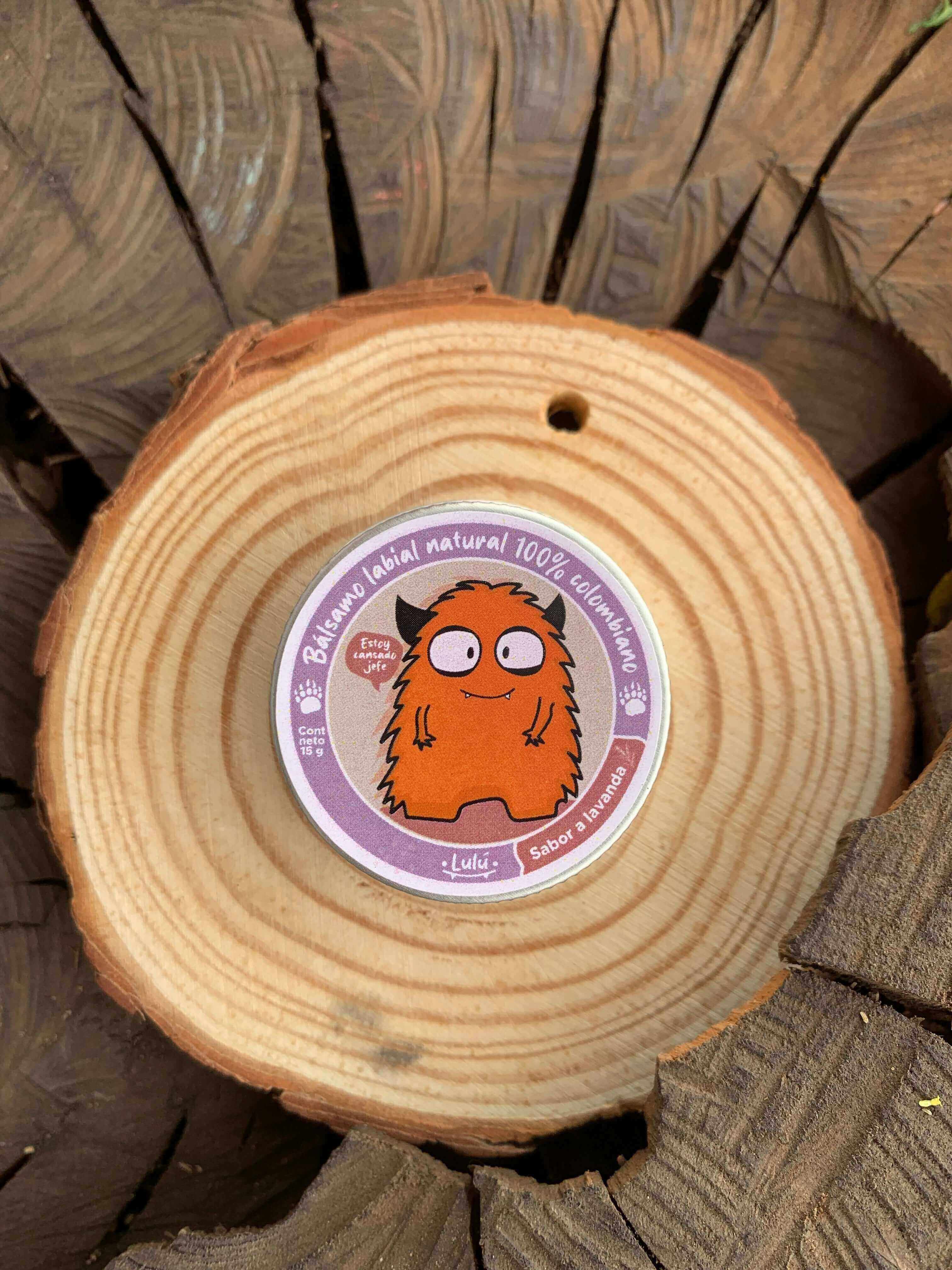 Balsamo Lavanda sobre un arbol cortado