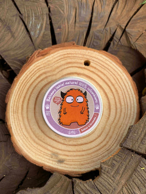 Balsamo Lavanda sobre un arbol cortado