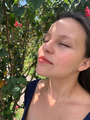 Prueba del balsamo con color roja sobre labios