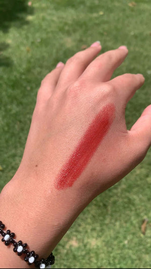 Prueba del balsamo con color roja en una mano