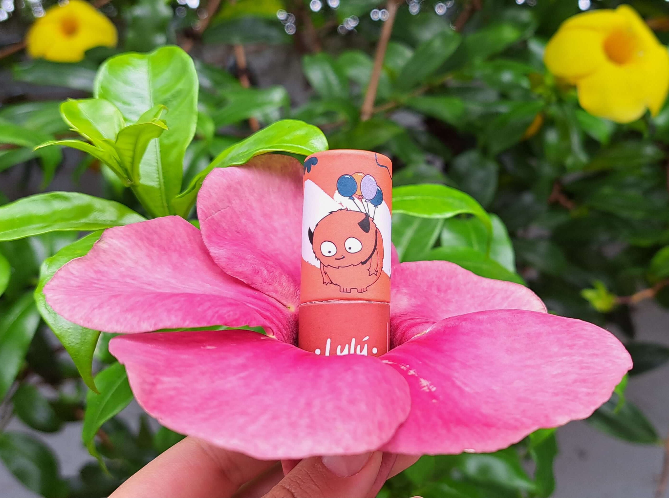 Balsamos Rosas Barra en una flor roja