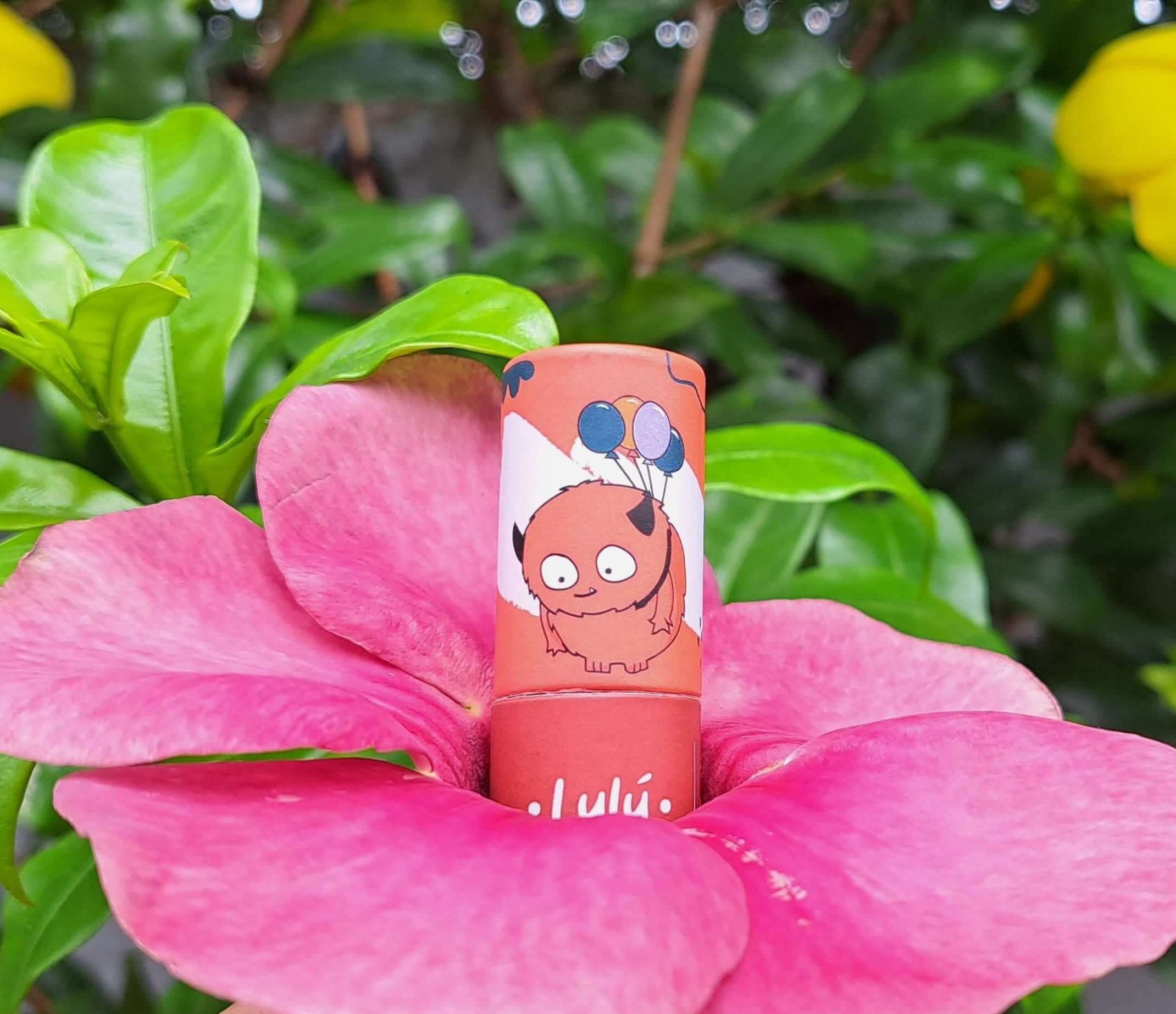 Bálsamos barra rosas en una flor roja